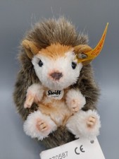 Steiff 070587 - Babyigel Joggi ca. 10 cm mit Knopf Fahne Schild und Etikett