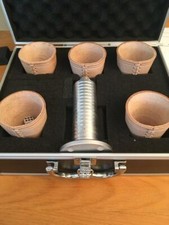 Schockbesteck- ALU eloxiert 13 -5 x Lederbecher + 25 Würfel im Koffer-Jule-Maxen