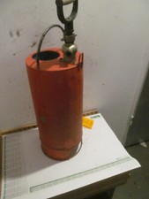 schöne alte THW Feuerwehr Kübelspritze aus Bundeswehr bestand Wasserspritze