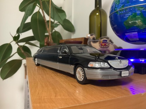 Diecast 2003 lincoln town - diecast,