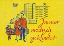 Ostalgie-Postkarte mit DDR-Reklame der Bekleidungsindustrie und Haus Stalinallee