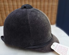 Wunderschöner Reithelm England, Vintage, Austellungsstück mit dekorativer Patina