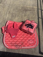 Eskadron Coral Glossy Set Schabracke Bandagen Fliegenhaube WB Dressur