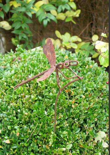Rostiger libellenpfahl garten - libellenpfahl,