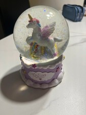 Einhorn-Schneekugel mit bunt