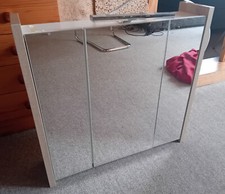 Spiegel mit Lampe und Schrank 70 (L) x 17 (B) x 67cm (H)