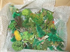 Ein großer Karton voller Bäume, ein Riesenkonvolut, in H0 für Eisenbahnanlage