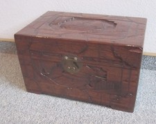 Alte, geschnitzte und lackierte Schatztruhe, Holzkasten mit Messingbeschlag 30cm
