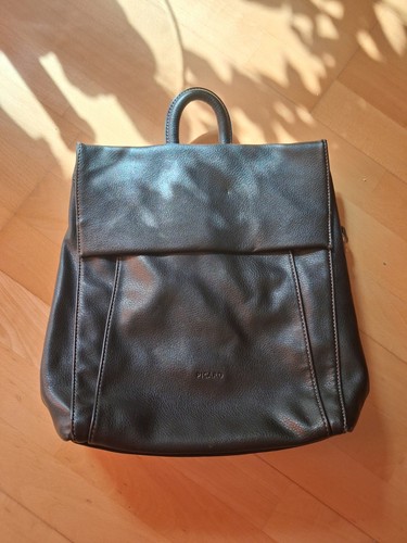 Schwarzer lederrucksack der - schwarzer,