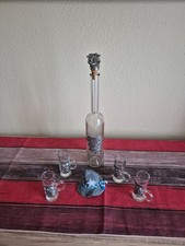 Obstler leere Flasche und Gläser mit Zinnverzierung