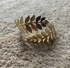 Goldfarbener Oberarmreif mit