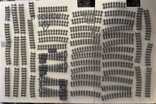 modelleisenbahn Spur H0 Uraltes Gleismaterial & eine Alte Lok.