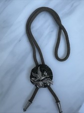 Trachtenkrawatte/Hemdkordel—Jagd/PIN verziert mit Jagdgewehr Eichenblätter Ente