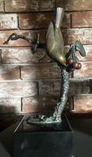 Bronze Vogel auf Ast mit