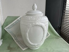 Schöne große KPM Berlin Tannenzapfen-Deckelvase mit Eichen-Laub Relief