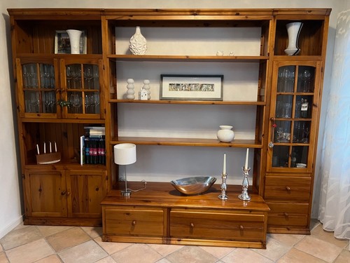 Wohnzimmerschrank aus