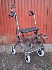 Gehhilfe Rollator mit großer Sitzfläche mit Stockhalter und Korb