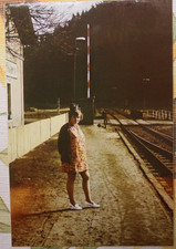 Foto Stellwerk Sebnitz Schienen DDR 1982 girl woman DR reprint IK