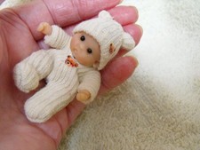 Ooak Puppenhaus Miniatur Baby Maßstab 1:12 Puppenhaus Handarbeit 6 cm