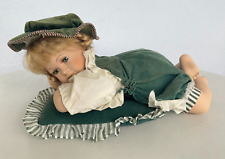 Puppe Sammlerpuppe liegend Porzellankopf mit Anzug und Kissen 45 cm sehr schön!