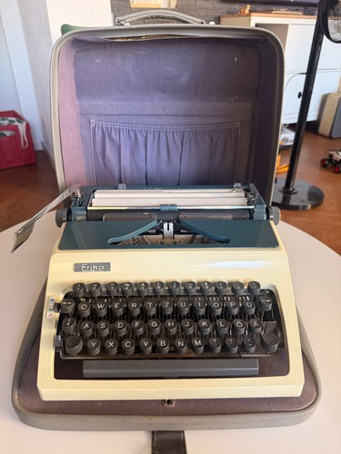 Vintage reiseschreibmaschine - vintage,