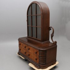 Art Deco vitrine kaukasischer