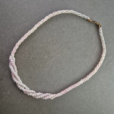 Geflochtene rosa Glasperlen