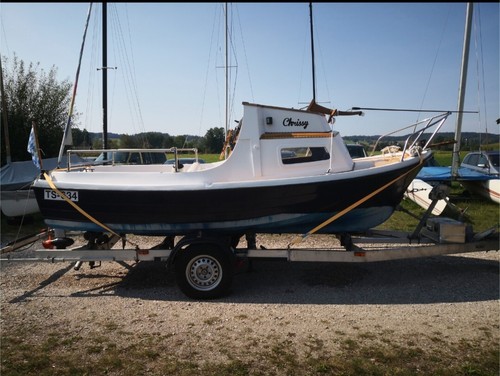 Reizendes kajütboot mit - kajütboot,