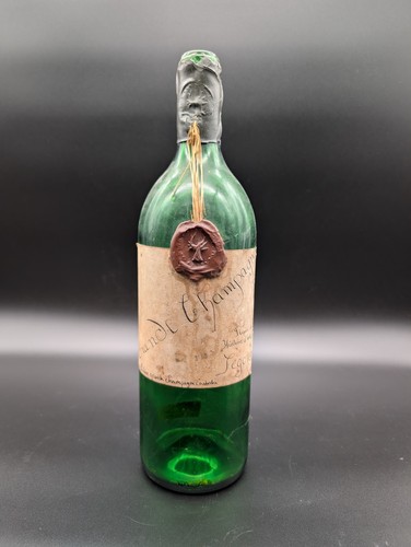 Leere antike champagnerflasche - leere,