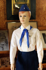 Uniform  Junge Pioniere Mädchenuniform mit Modellpuppe