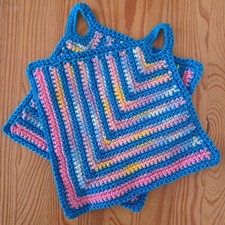 2 Topflappen in türkis mit  Streifen in bunt und pink, gehäkelt