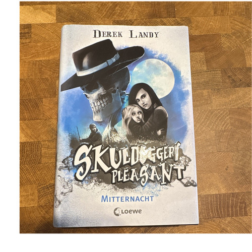 Derek landy skulduggery - derek,
