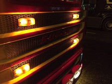 Hella Kühlergrill Aufbau Leuchte, Seitenmarkierungsleuchte orange, Zusatzblinkle