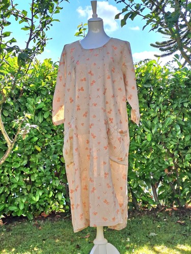 Beiges sommerliches kleid mit - kleid,