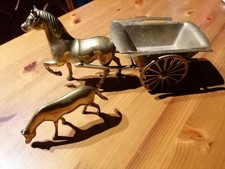 Pferd mit Wagen + Fohlen aus