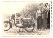 Fotografie Paar neben ihrem Jawa 350ccm Motorrad 