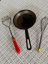 antike Eisenpfanne, Eier Pfanne, Schneebesen und Kartoffelstampfer