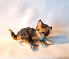 Tierfigur Katze Kätzchen liegend