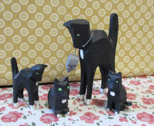 Katzenfamilie mit Maus