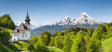 Schöne Berglandschaft in den bayerischen Alpen mit Wallfahrtskirche Maria Gern u