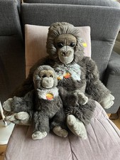 Steiff Gora und Baby Gora - Gorilla mit Fähnchen und Etikett