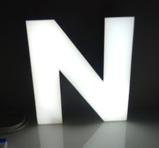 LED-Buchstabe "N" beleuchtet -