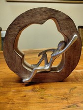 Skulptur, sitzende Frau, Holz