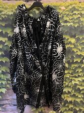 Schwarzer Umhang mit silbernen Spinnen & Spinnennetzen – Größe S-XL