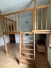 Hochebene/Hochbett mit Gitter, Polsterung und Leiter: 226x150x125, selbstgebaut