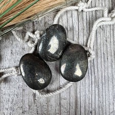 Pyrit Trommelstein gebohrt