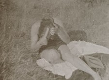 Frau kämmt sich die Haare und