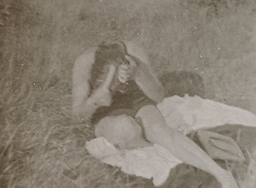 Frau kämmt sich die - haare, und