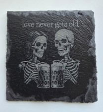 Einzigartiger Schieferuntersetzer mit witzigen Skelett-Motiven