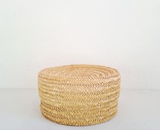 RAR Schöner alter Eierwärmer Eierkorb mit Deckel Blumendekor Bast